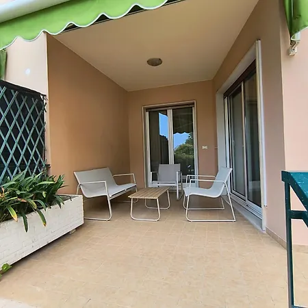 10 Minutes From The With Large Garden