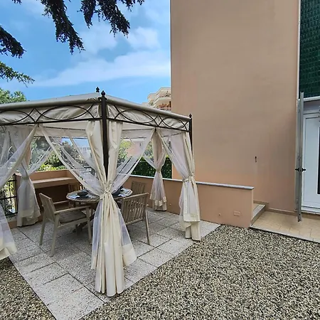 10 Minutes From The With Large Garden *
